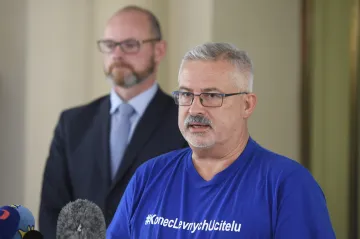 Školské odbory vyhlásily stávkovou pohotovost. S ministrem se nedohodly na růstu platů