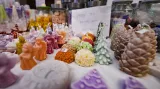 V Třebíči začaly 6. prosince 2021 prodejní vánoční výstavy. Své zboží v Malovaném domě a Předzámčí nabízejí trhovci, kteří měli prodávat na zrušených adventních trzích