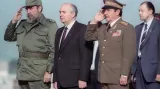 Bratr Fidel Castro vládl zemi 57 let. Na snímku oba bratři Castrové se sovětským vůdcem Michailem Gorbačovem při jeho návštěvě na Kubě v dubnu 1989.
