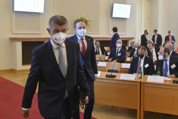 Velvyslanci se radí v ústředí. Ministr apeloval na silné vztahy s USA a Izraelem, premiér připomněl potíže s Ruskem