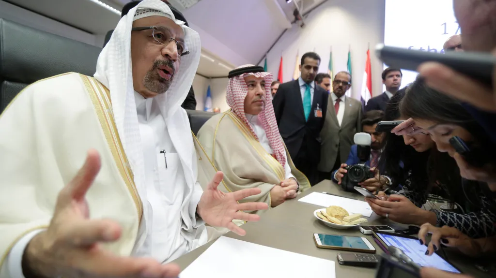 Zástupci Saúdské Arábie na summitu kartelu OPEC hovoří s novináři.