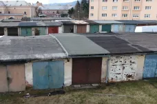Ostrov na Karlovarsku chce místo problematických garáží postavit byty. Někteří lidé je ale odmítají prodat
