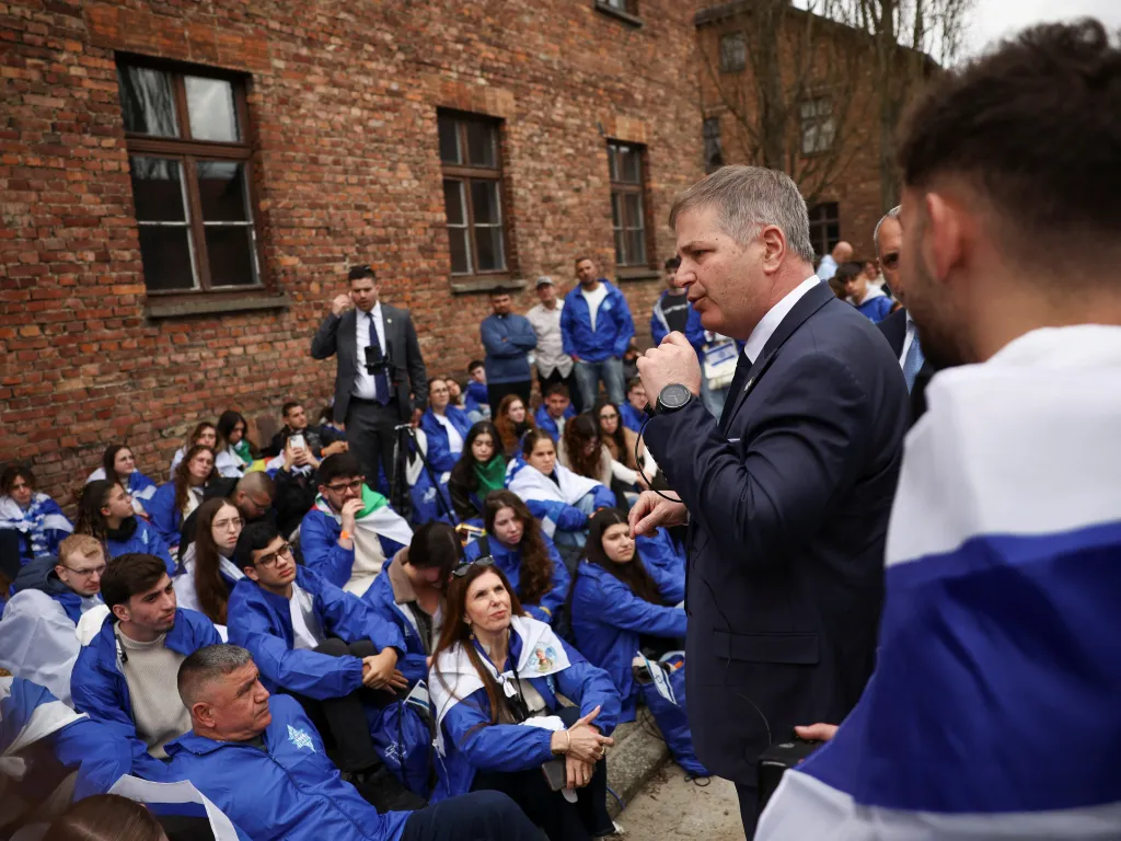 Izraelský ministr školství Jo'av Kiš promluvil k účastníkům Pochodu živých před budovou muzea v Osvětimi