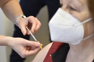 Milion lidí už dostalo jednu dávku vakcíny. Podle HN jich vláda objednala méně, než mohla