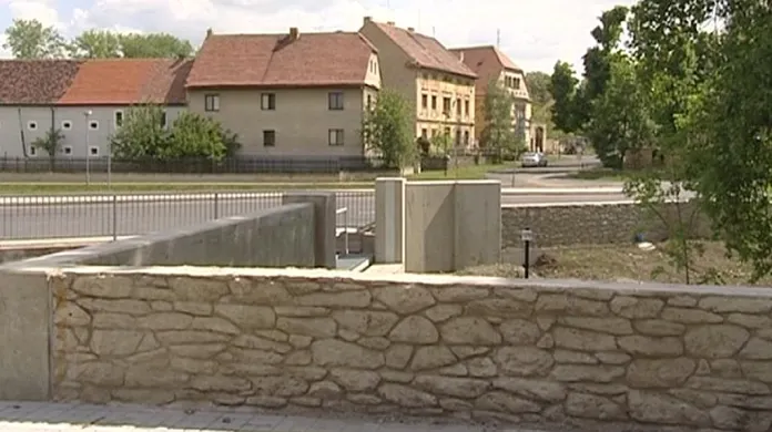 Dvoukilometrová protipovodňová hráz chrání ode dneška Křešice na Litoměřicku.
