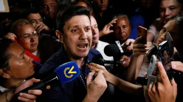 Propuštěný opoziční politik Jesús Armas hovoří s médii před vazebním centrem Národní policie v Caracasu