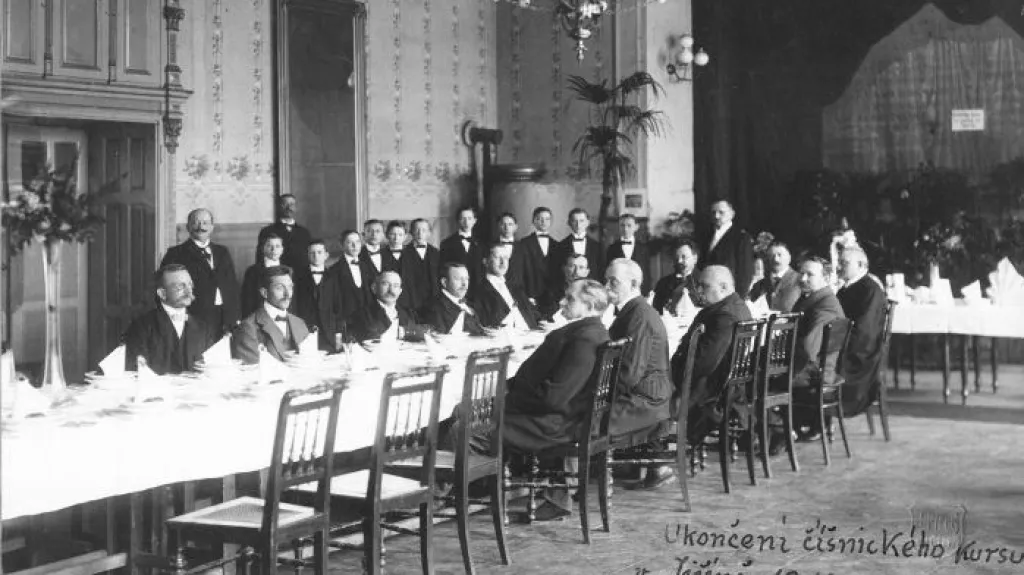 Ukončení číšnického kurzu v restauraci hotelu Hamburk (1913)
