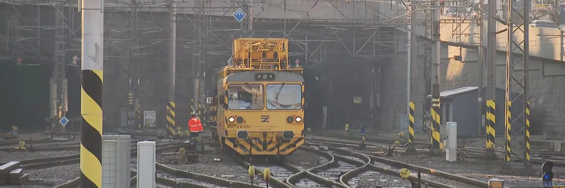 Poškozené trakční vedení zkomplikovalo provoz na hlavním nádraží v Praze