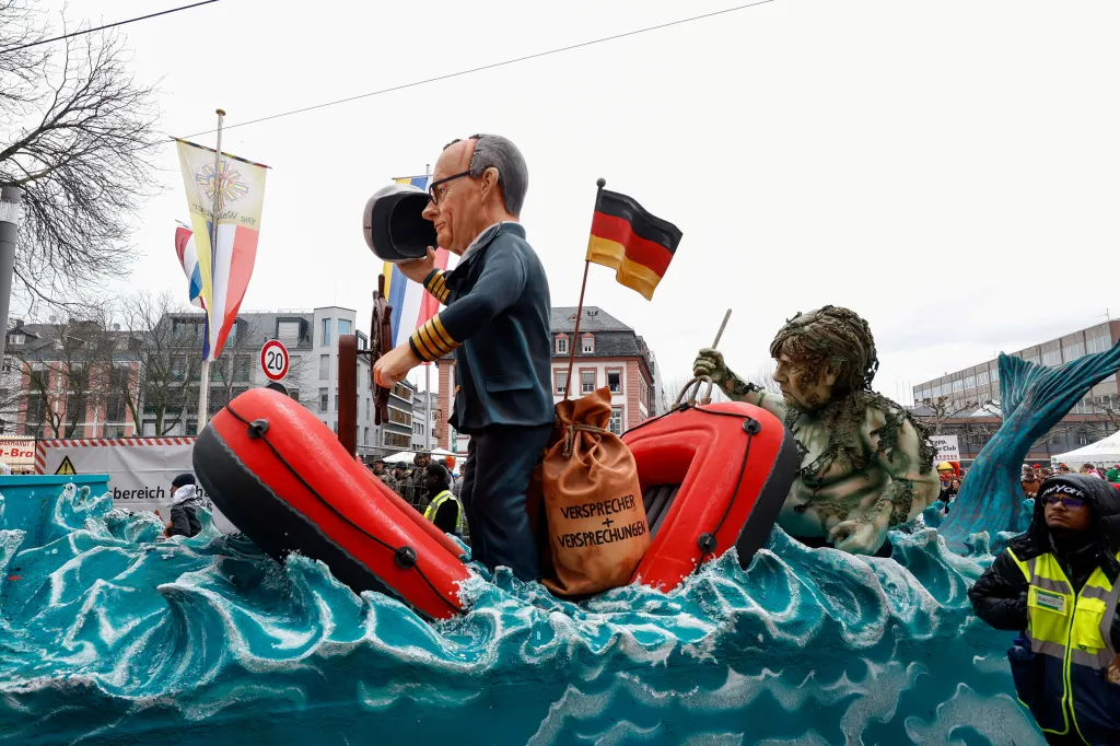 Karnevalový vůz, který zobrazuje německého kancléře Friedricha Merze a bývalou kancléřku Angelu Merkelovou