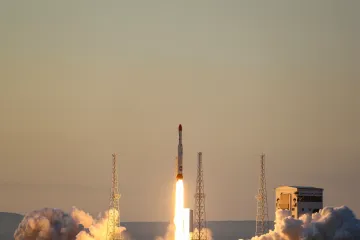 Írán vypustil na oběžnou dráhu tři satelity pomocí nosné rakety Símorgh