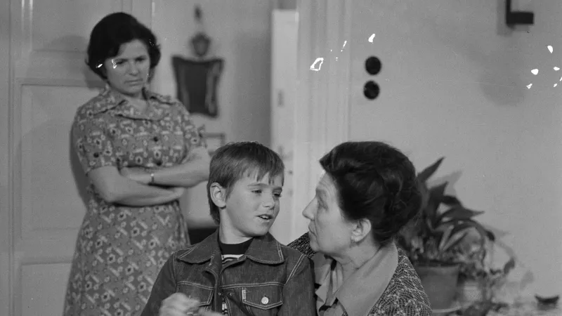 Malý Jan Potměšil v seriálu Žena za pultem, na snímku jsou s ním herečky Jiřina Švorcová a Dana Medřická (1977)