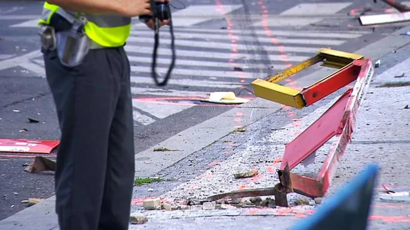 Zdemolovaná autobusová zastávka