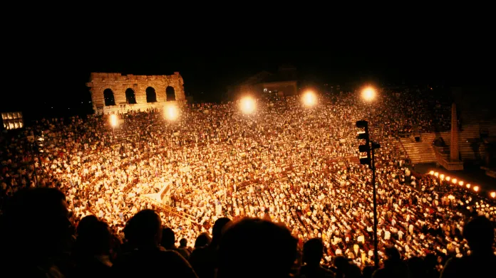 Publikum ve veronském amfiteátru během představení Verdiho Aidy v roce 2012