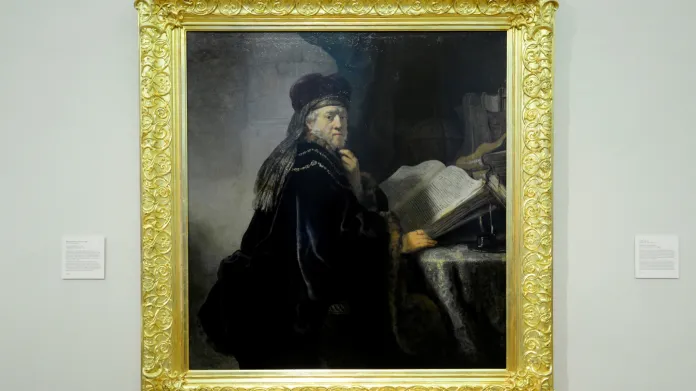 Restaurovaný Rembrandtův obraz Učenec ve studovně se vrátil do výstavních prostor Národní galerie ve Šternberském paláci v Praze.