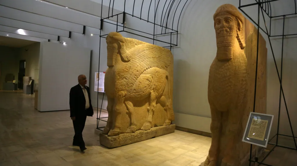 Asyrské sochy v bagdádském muzeu