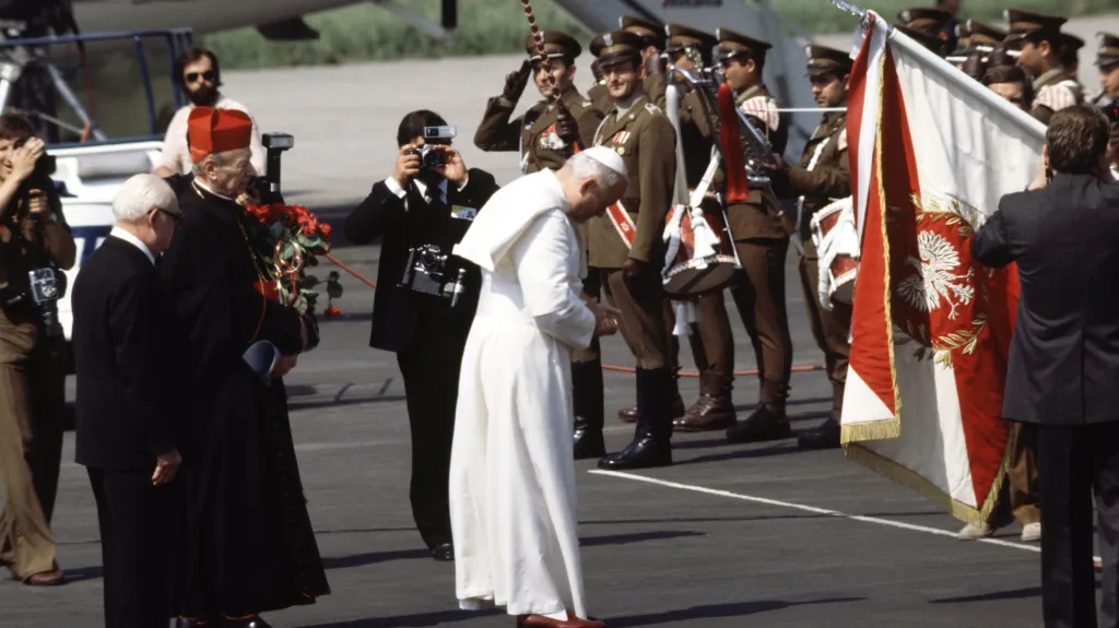 Jan Pavel II. po příletu do Varšavy