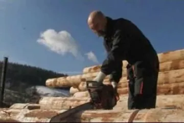 Tradiční výroba ručně štípaného šindele ve Velkých Karlovicích