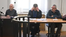 Stanislav Cajkář (vlevo) a Miloš Knot (zcela vpravo) u Obvodního soudu pro Prahu 1