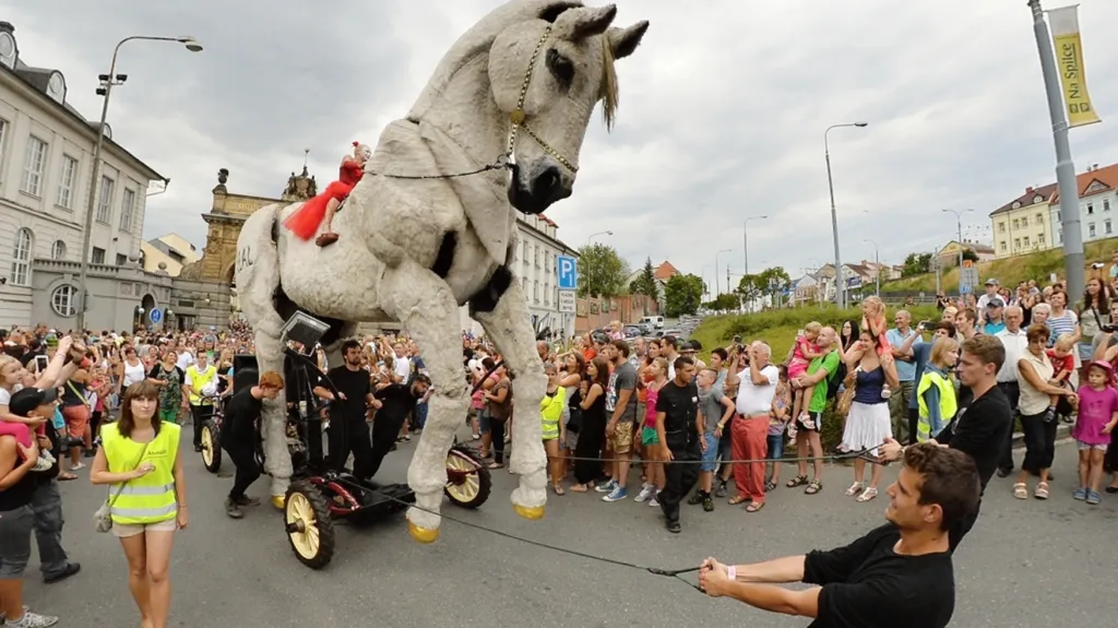 Obří loutky divadelní skupiny Carros De Foc na Skupově Plzni 2015