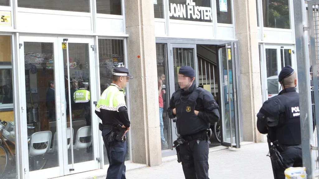 Policie před barcelonským Institutem Joana Fustera