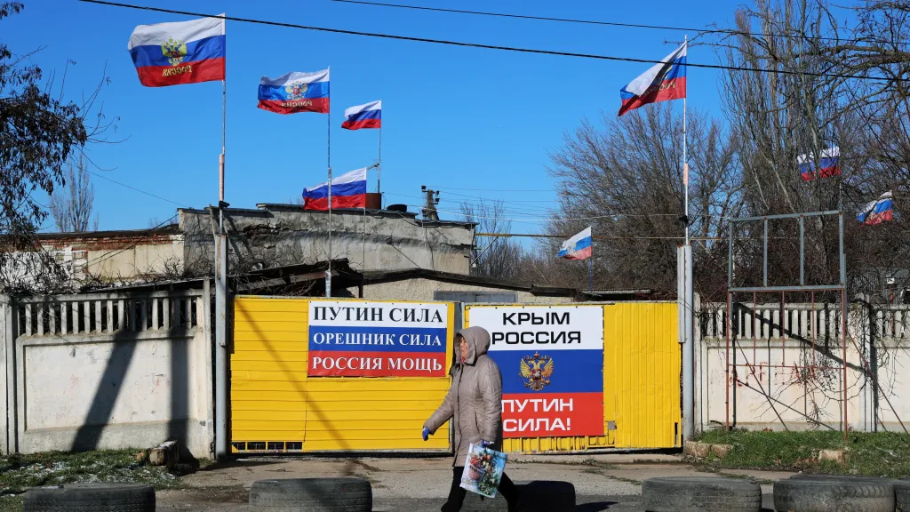Ilustrační foto: plakáty s nápisy „Putin je síla. Orešnik je síla. Rusko je moc“ a „Krym je Rusko. Putin je síla!“ ve městě Saky na Krymu (10. února 2026)