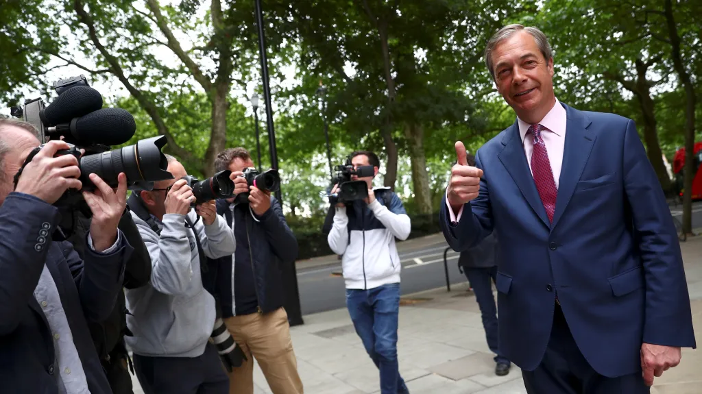 Nigel Farage má po eurovolbách důvod k úsměvu