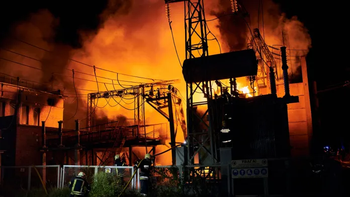 Elektrárnu v Charkově zachvátil po ruském ostřelování požár