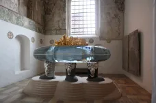 Smrt „zaliata do skla“. Skleněný sarkofág pro královnu je možné vidět jen ve filmu