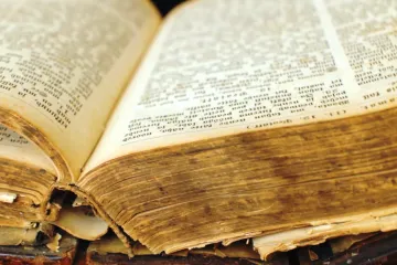 Staré knihy se překyselují. Národní knihovna jich k záchraně poslala do Německa na čtyři tisíce