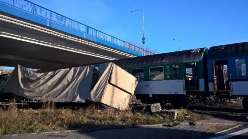 Kamion se ve Frýdku-Místku srazil s vlakem
