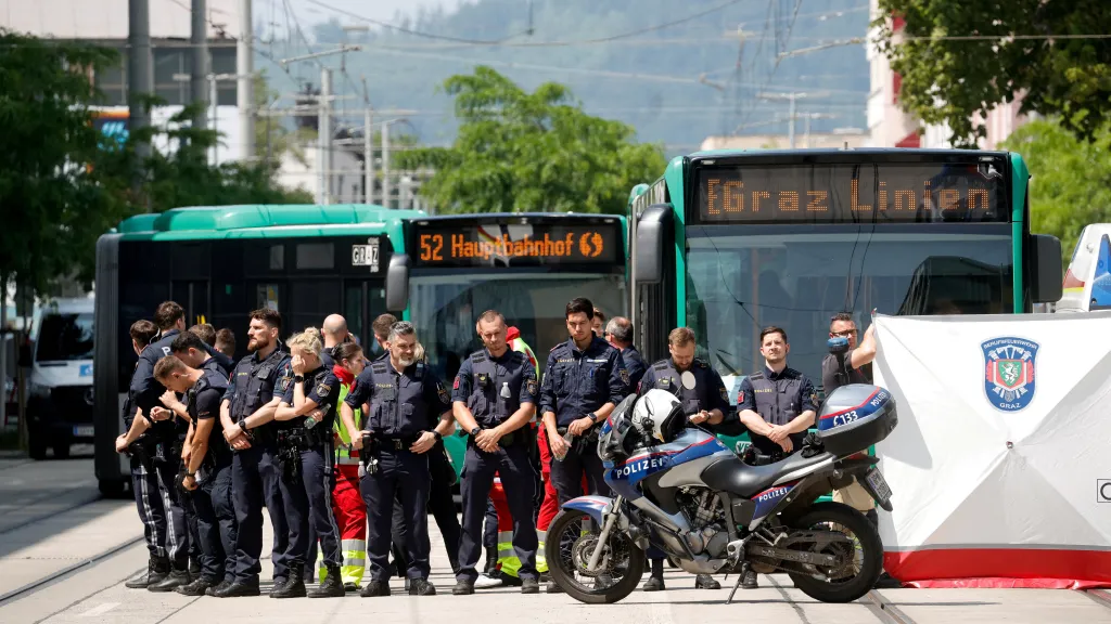 Policisté při evakuaci studentů po střelbě ve Štýrské Hradci