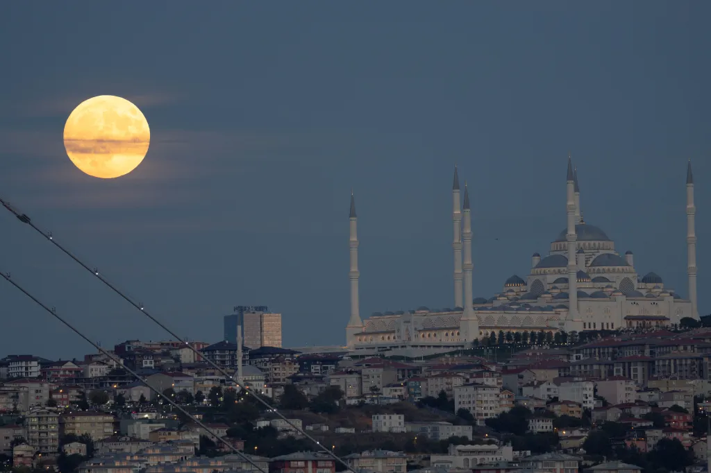 Měsíc vyšel nad kopcem Camlica v tureckém Istanbulu