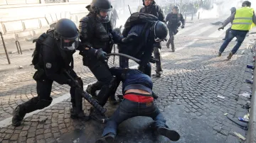 Policisté zatýkají demonstranta