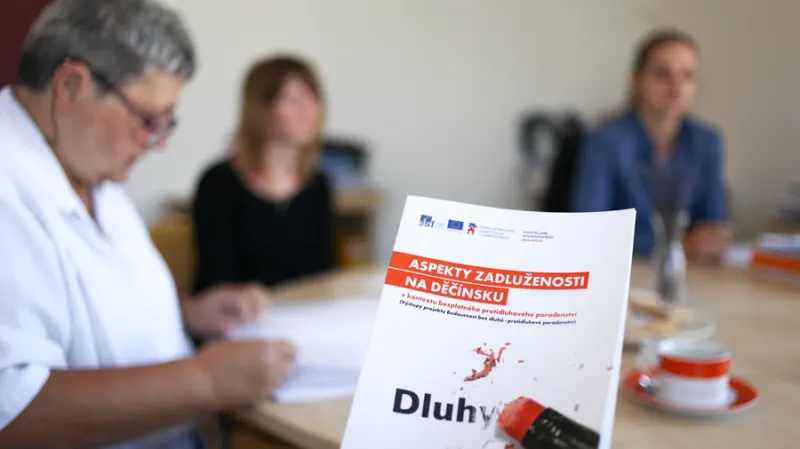 Na základě projektu z evropských peněz byla na Děčínsku dluhová problematika podrobně prozkoumána a ukázalo se, kolik lidí v regionu skutečně potřebuje poradenskou službu. Mnohým z nich zastavilo nekonečné narůstání výdajů za úroky z prodlení, soudní a exekuční náklady a další nástroje dluhové pasti.