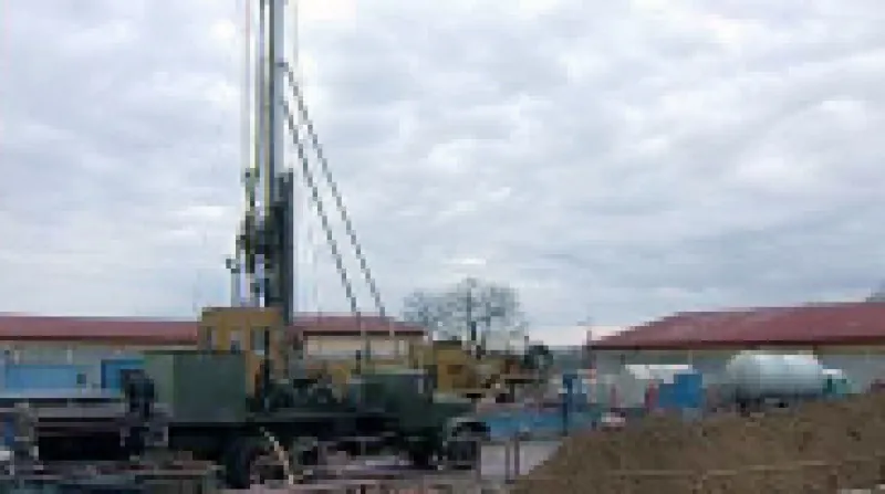 Vrtná souprava při zkoumání zdrojů geotermální energie.