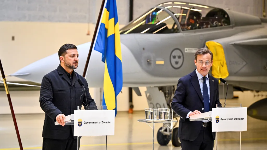Ukrajinský prezident Volodymyr Zelenskyj a švédský premiér Ulf Kristersson