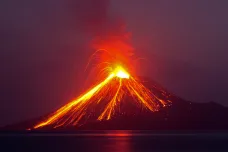 Smrtící tsunami, která před rokem zabíjela v Indonésii, způsobil sesun malého svahu sopky Krakatoa