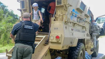 Šerif s taktickým vozem pomáhá evakuovat obyvatele Severní Karolíny