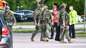 Zásah policie u střední školy, kde osoba ozbrojená mečem zranila několik osob
