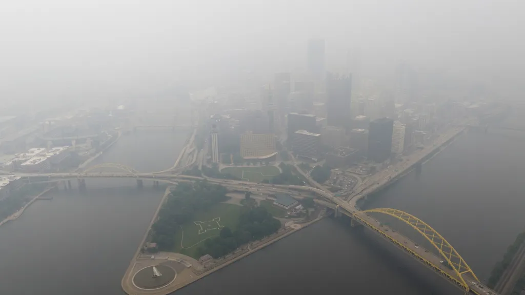 Kouř z kanadských lesních požárů v Pittsburghu