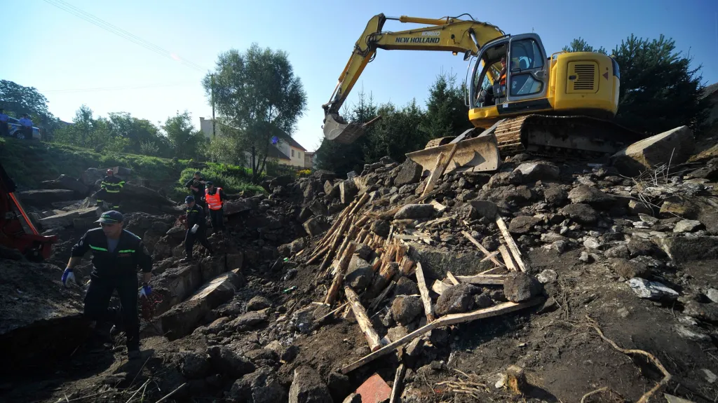 Odstraňování trosek po pádu mostu ve Vilémově