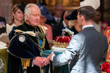 Karel III. oslavil svou korunovaci ve Skotsku