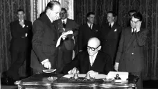 Robert Schuman při podpisu Pařížské smlouvy 18. dubna 1951