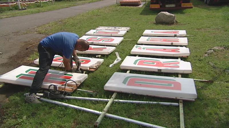 Demontáž cedule "horská dráha"