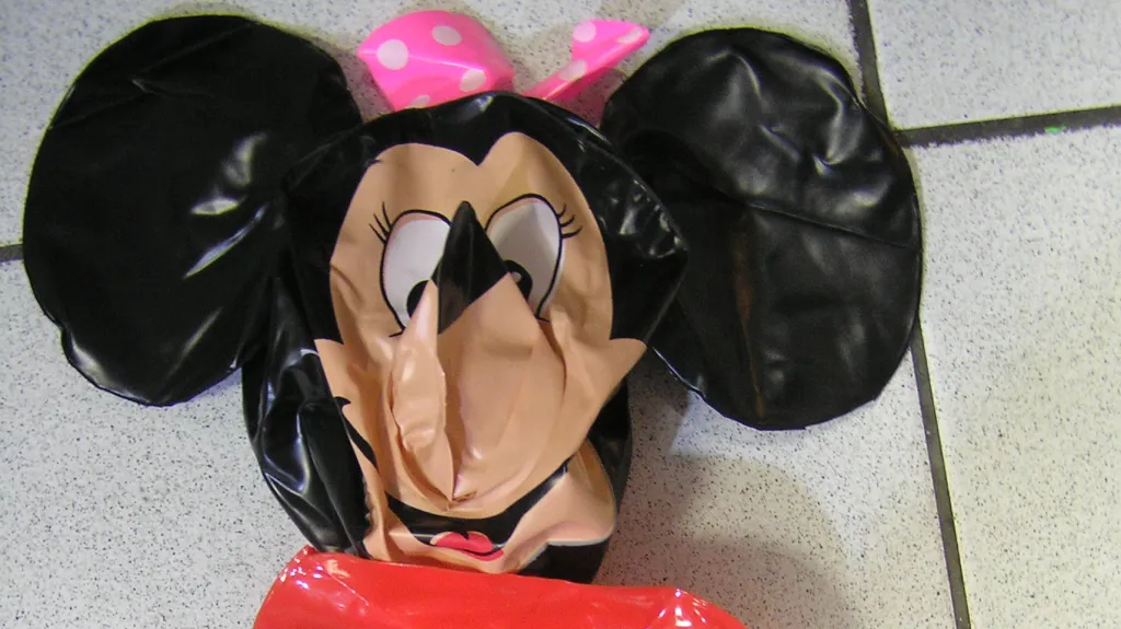Nebezpečná nafukovací hračka Mickey Mouse