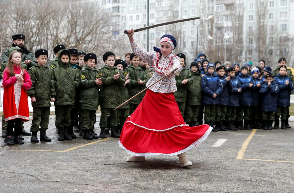 Studentka vojenské školy kadetů při představení s maketami mečů během oslav pohanského svátku Maslenica v ruském městě Stavropol