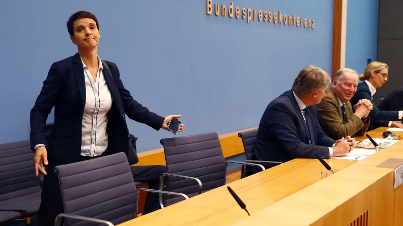 Petryová opouští brífink své strany