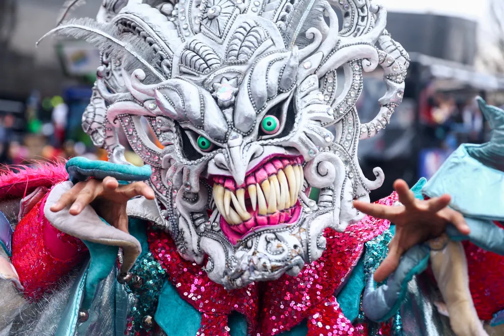 Jeden z účastníků tradičního karnevalového průvodu v Kolíně nad Rýnem