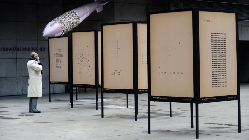 Antikódy Václava Havla v prostoru piazzety Národního divadla