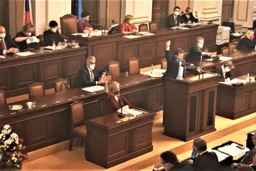 Poslanci schválili příspěvek pro lidi v karanténě, krizové ošetřovné a kompenzační bonus